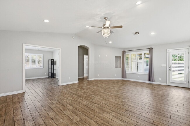 Building Photo - 1901 N Rosemont Blvd