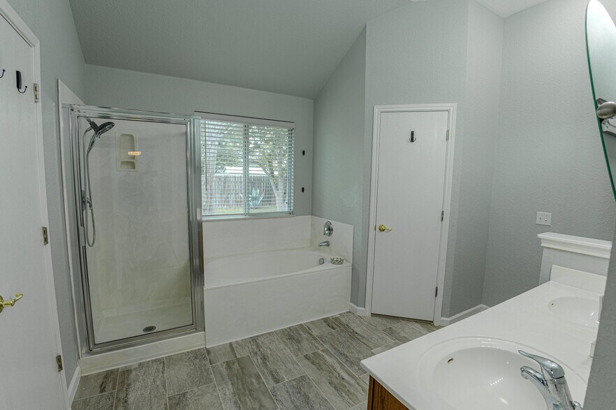 Building Photo - 208 Discovery