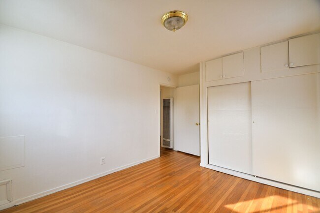 Building Photo - t864