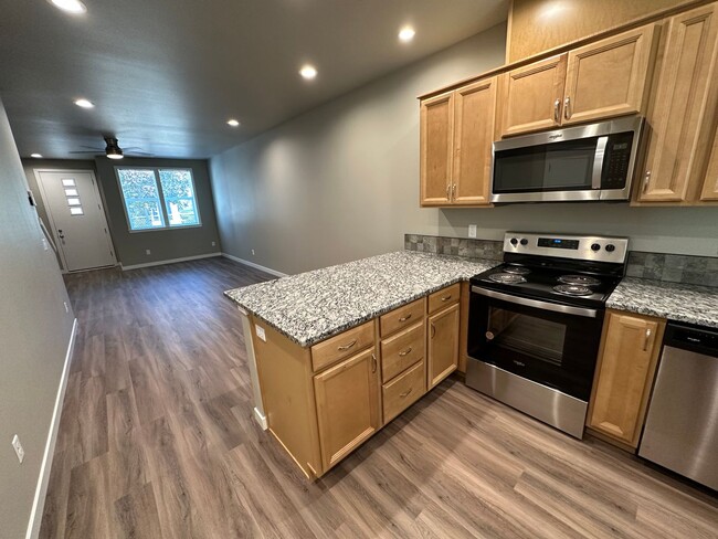 Building Photo - New 5 Bedroom / 5.5 Bath Townhome w/ A/C i...