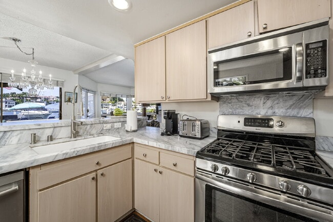 Building Photo - Fully Furnished Island Life Waterfront Ret...