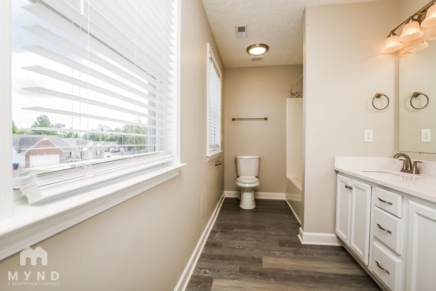 Building Photo - 1634 Beaconcrest Cir