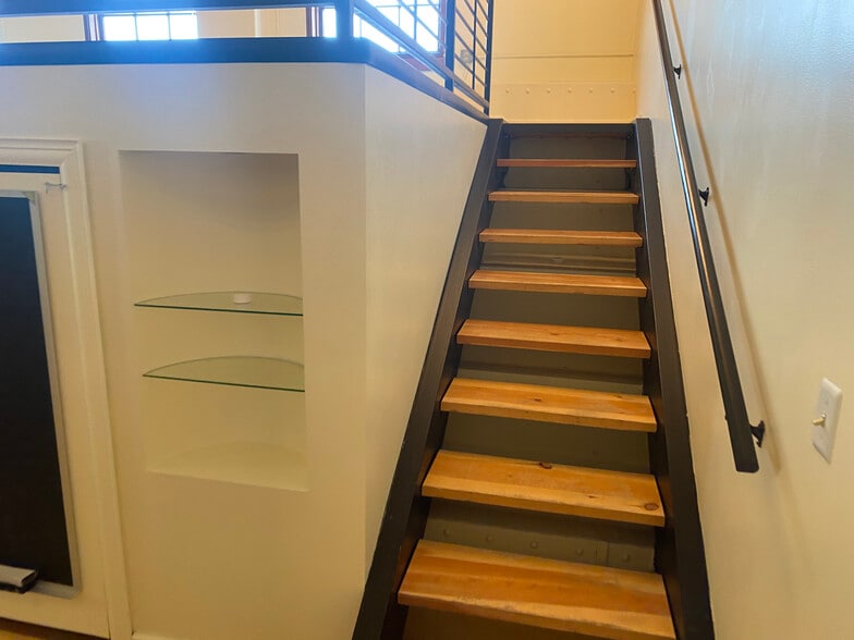 stairs plus alcove - 300 Tijeras Ave NE