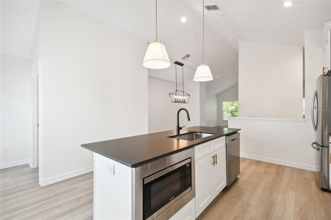 Building Photo - 1602 Park Lake St