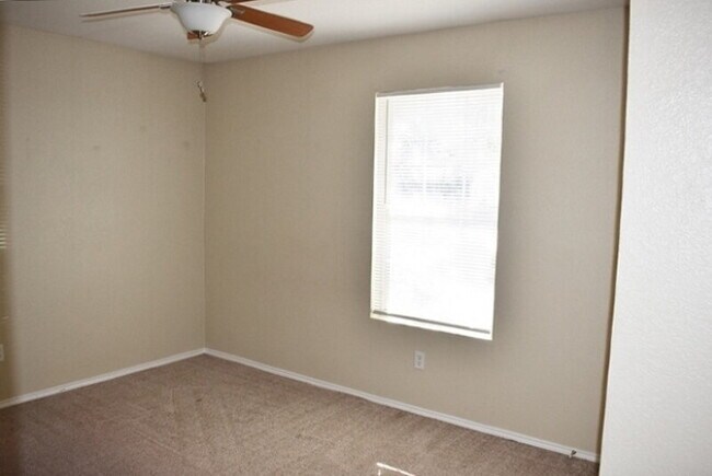 Building Photo - "Great 3-2-2 Home with Open Floor Plan and Spacious Backyard!"