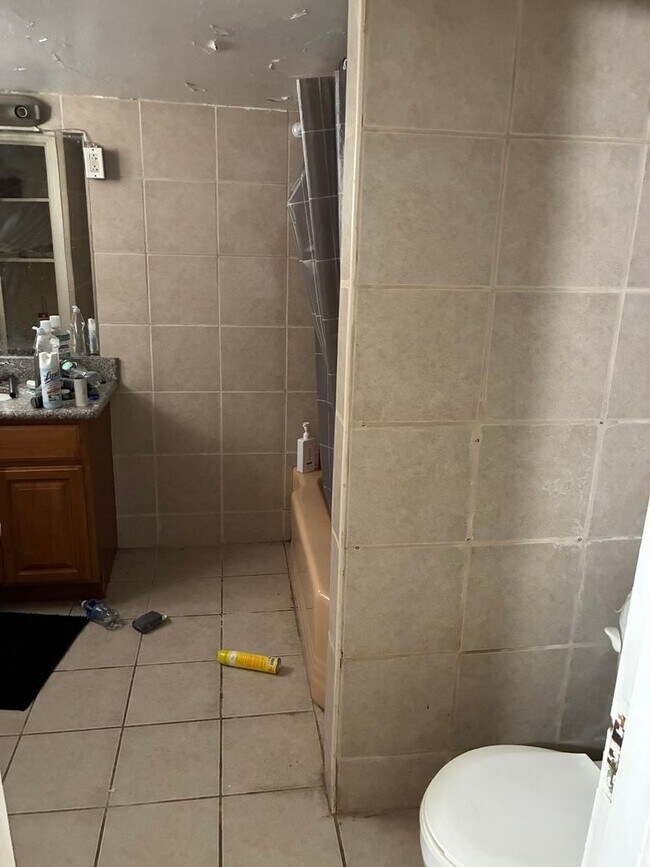 Building Photo - 5 Potential Bedroom, 2 Kitchens, 2 Bath Available 7/1 NEAR CAMPUS!!!!