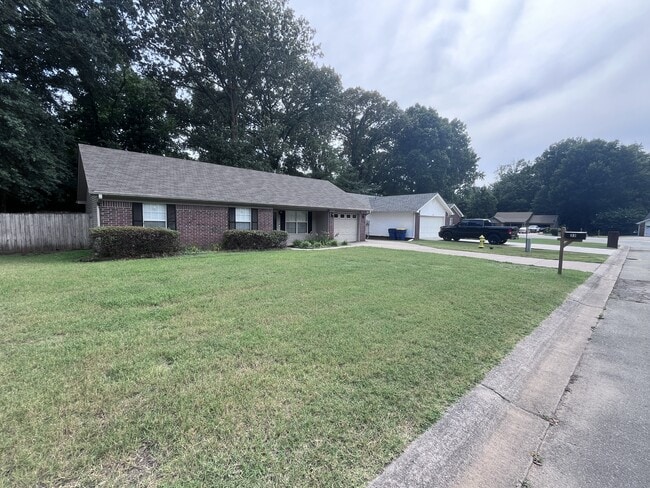 Building Photo - 33 Shaded Oaks Dr