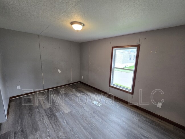 Building Photo - 700 W Ridgeway Ave