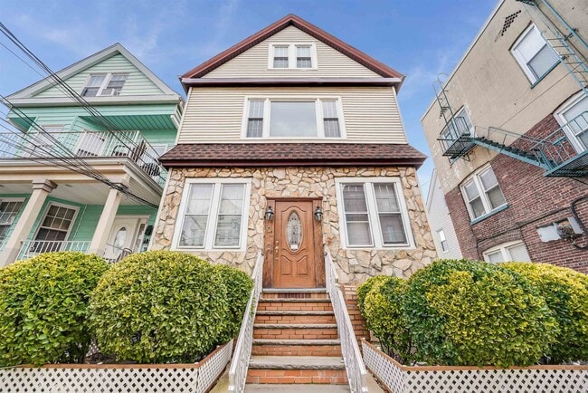 Building Photo - 100 W 17th St