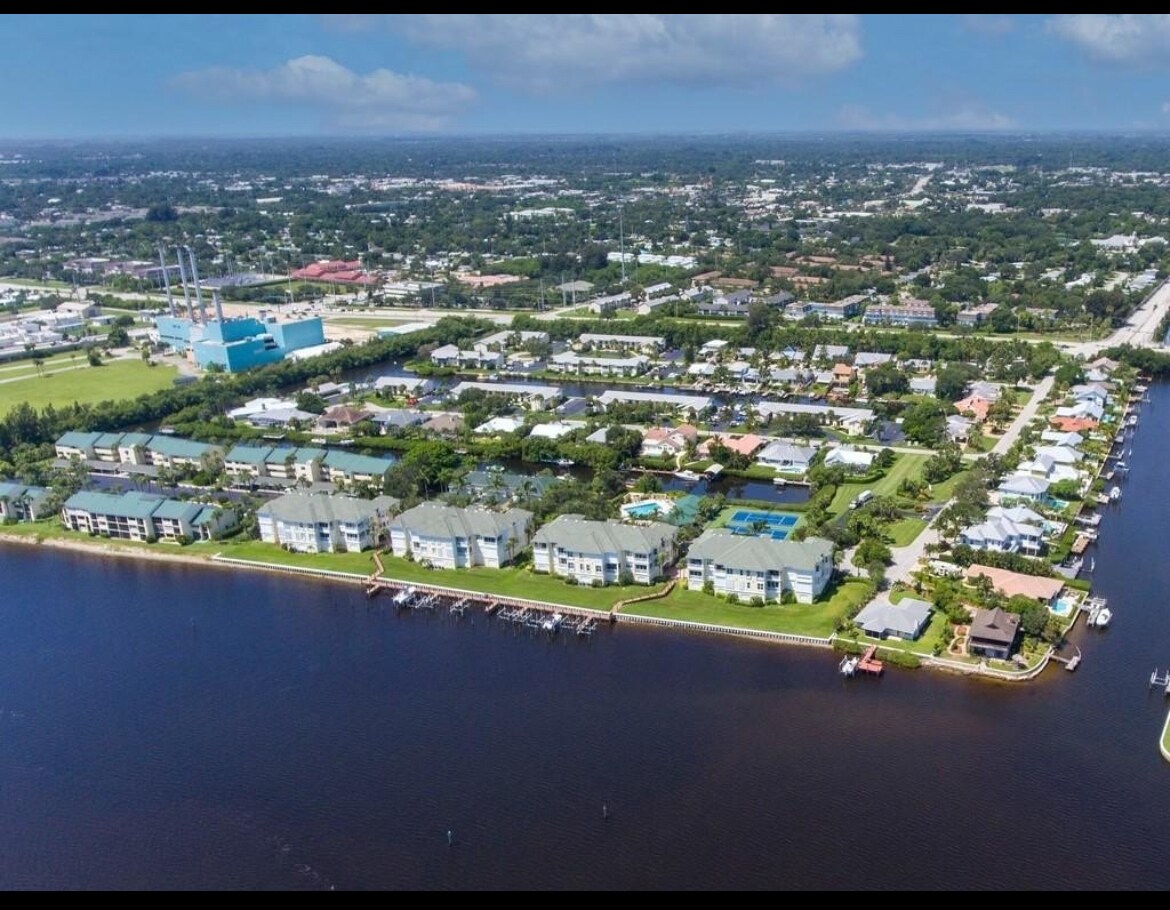 Building Photo - 1860 Robalo Dr
