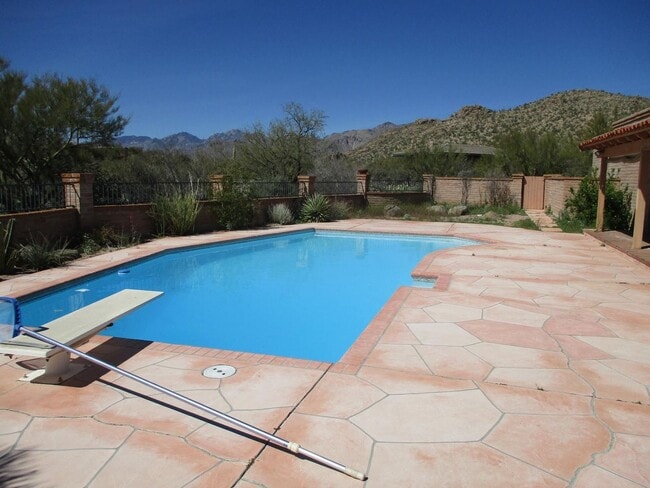 Building Photo - 4 bedroom 2.5 Bath