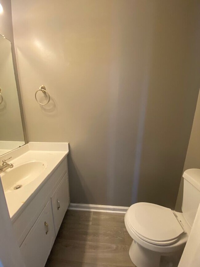 Building Photo - Like New & Move in Ready