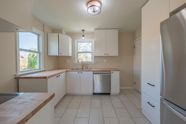 Building Photo - 6510 Hedge Ave