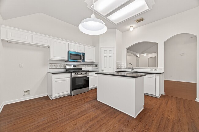 Building Photo - 2015 Waverly Glend Dr