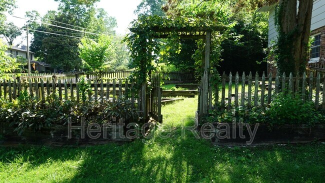 Building Photo - 529 Bardon Rd NW