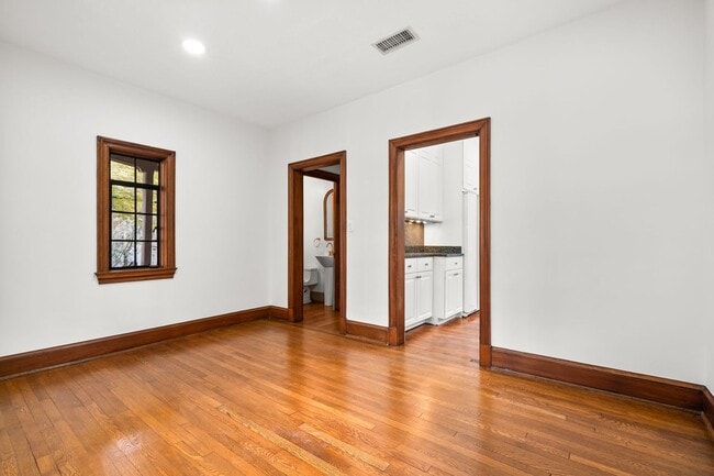 Building Photo - 3 Bed 2.5 Bath - Chevy Chase Colonial - Mo...