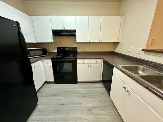 Building Photo - Chic 1-Bed, 1-Bath Apartment in the Heart ...