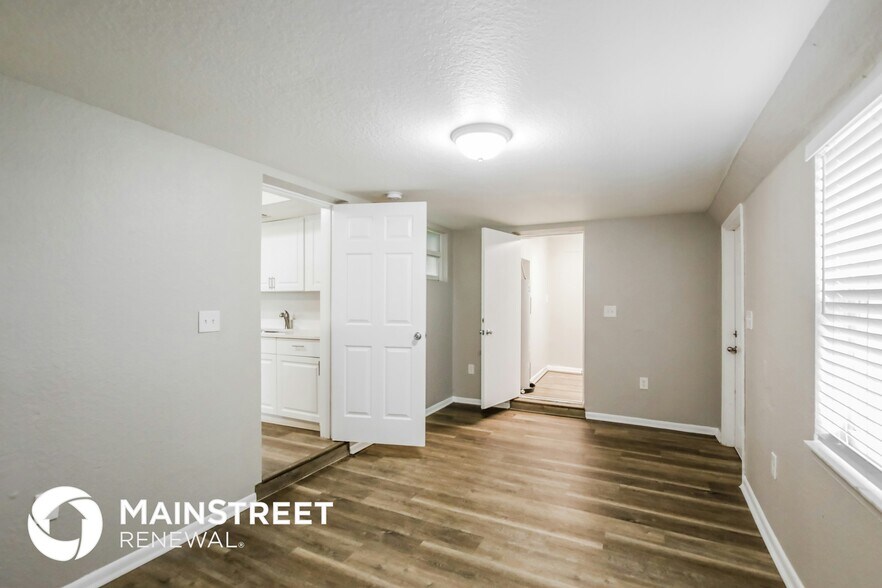 Building Photo - 6212 NW 15th Ct