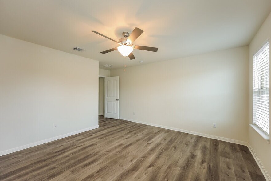 Building Photo - 200 Diamond Point Dr