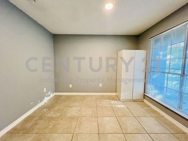 Building Photo - Beautifully Updated 5/3/2 in Fort Worth Fo...