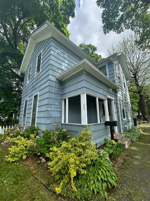 Primary Photo - 21 Cady St