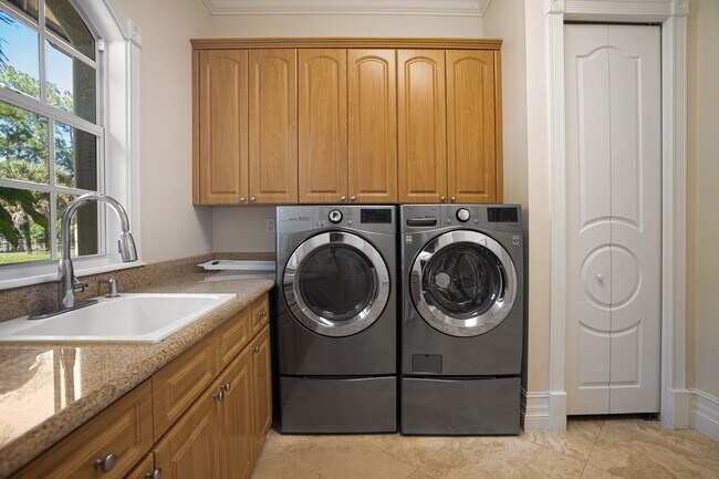 Building Photo - ** OAKES ESTATES ** 4 BED + DEN / 3.5 BATH...
