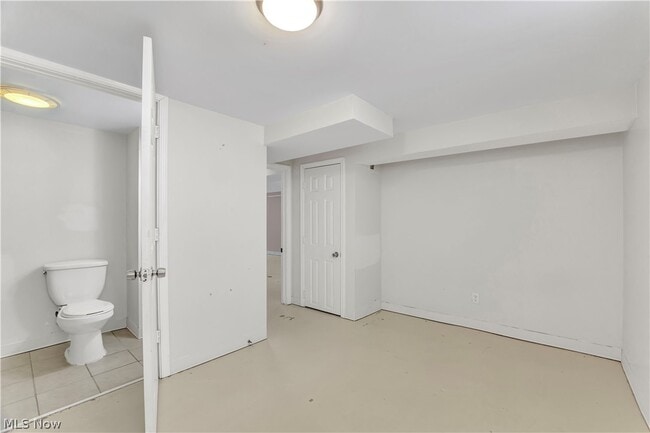 Building Photo - 325 Thelma Dr