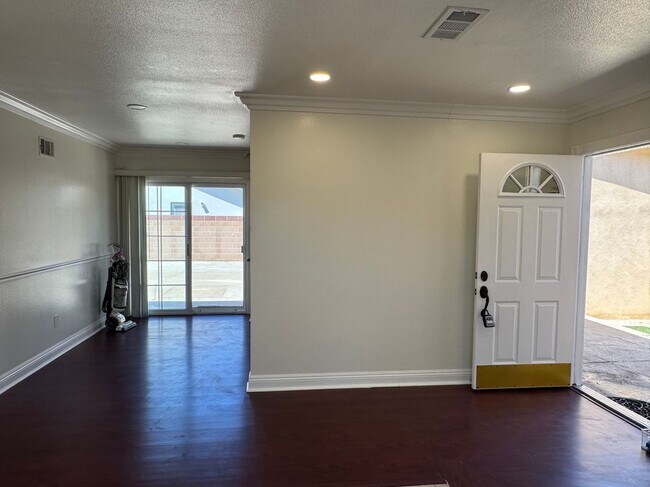 Building Photo - 15471 Salisbury Ln