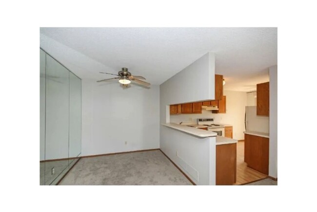 Building Photo - Spacious 2 Bedroom Townhome in Maple Grove!