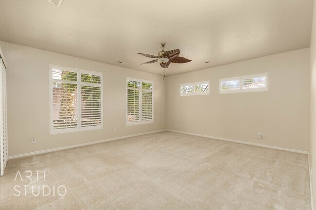 Building Photo - Stunning 3-Bedroom Home with Private Backy...