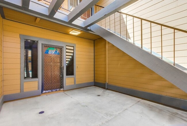 Building Photo - Prime Carlsbad Location - Available July 2025
