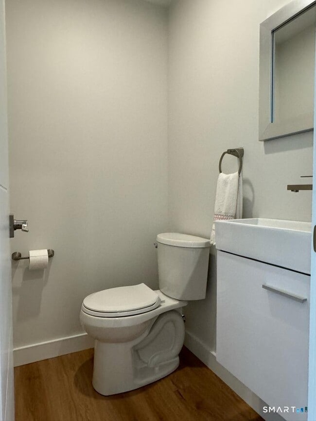 Building Photo - 429 Round Hill Rd