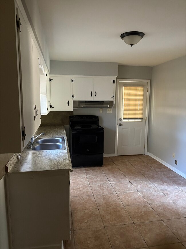 Building Photo - 3648 Thomas Ave