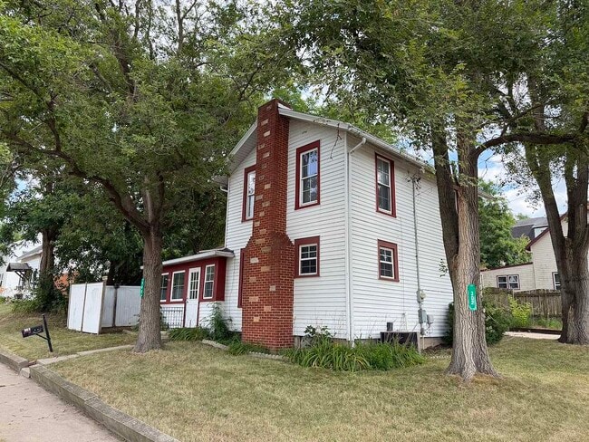 Building Photo - 302 Glen St