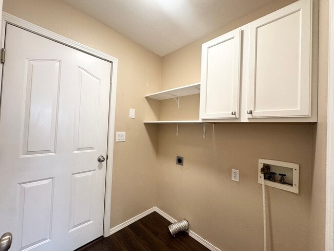 Building Photo - Modern and Updated 3bd/2b Home for Rent in...