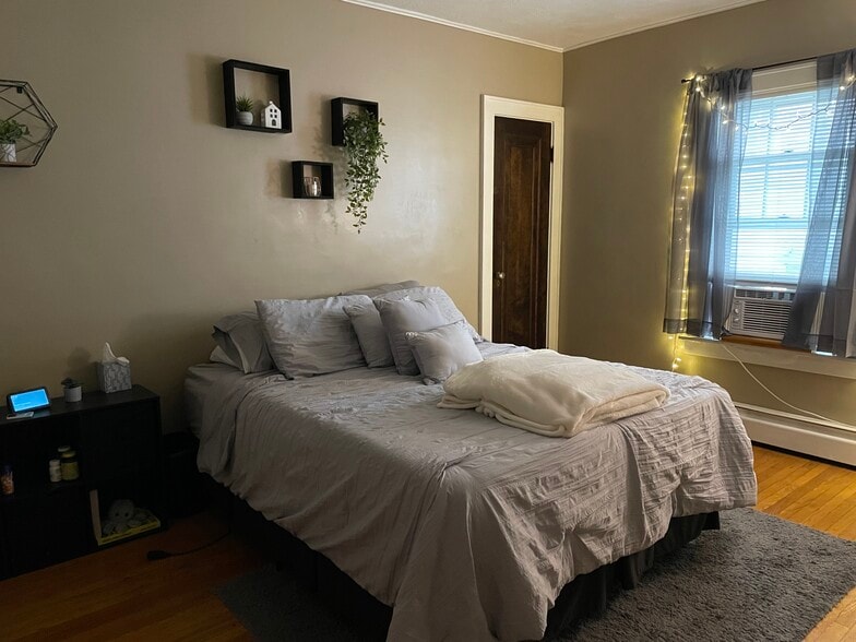 Bedroom - 1910 Oneida St
