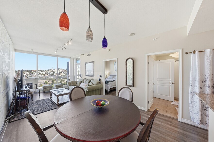 Building Photo - 300 W Beech St