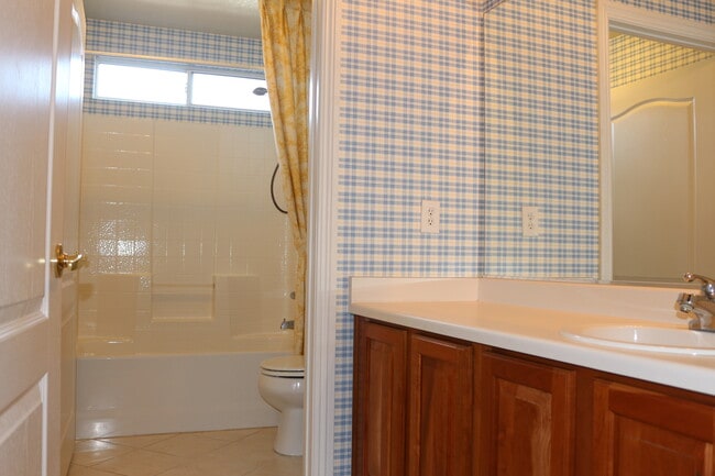 Building Photo - SHOWINGS AVAILABLE NOW