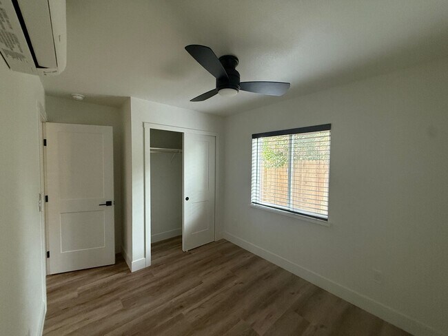 Building Photo - DSI248