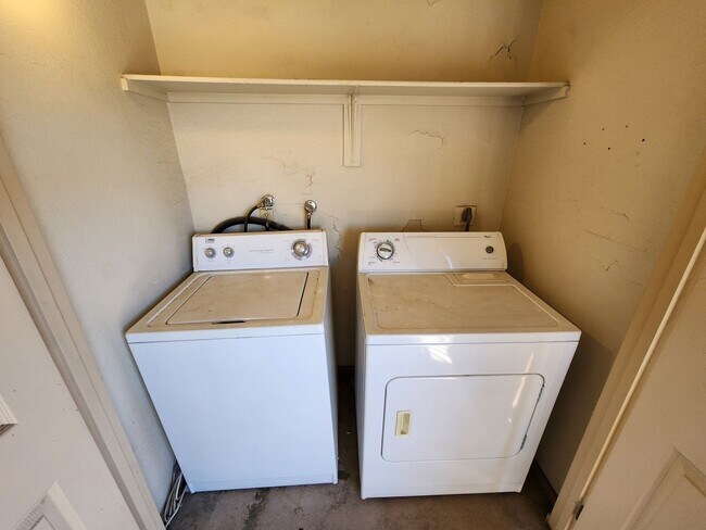 Building Photo - Beautiful Bella Vita 1 Bedroom/1 Bath unit.