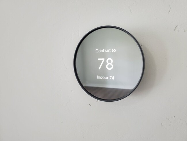 Building Photo - 720 Country Ln S