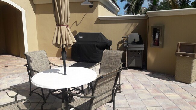 Building Photo - Annual unfurnished luxury 3/2 condo downtown Sarasota overlooking a park!