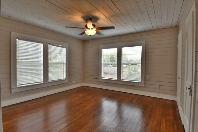 Building Photo - 409 E Austin St