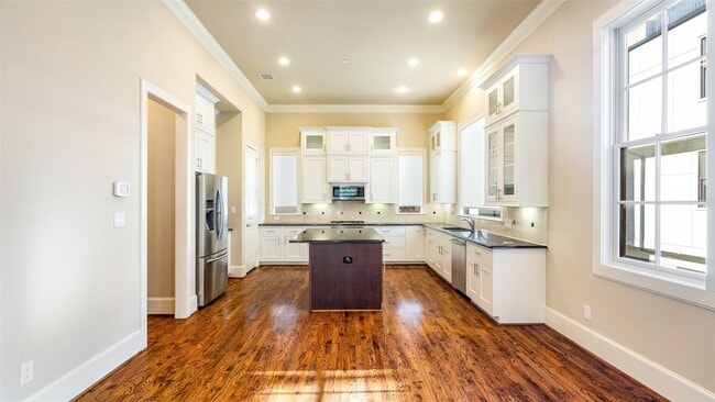 Building Photo - 2191 Helsminster Dr