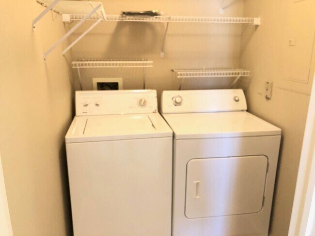 Building Photo - 2 Bedroom 2 Bath Condo Great Location and Schools