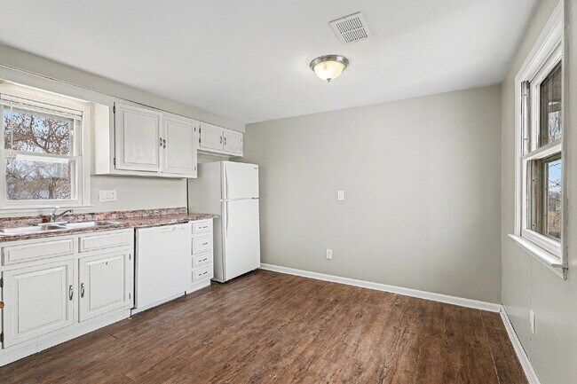 Building Photo - 2 Bedroom Newly Updated Apartment Rental - $1100/Month