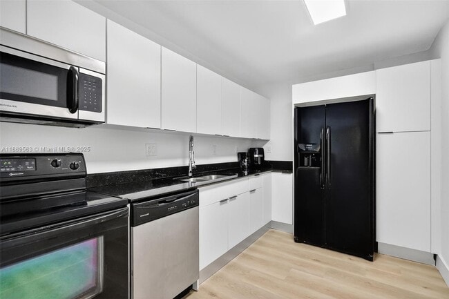 Building Photo - 3001 S Ocean Dr