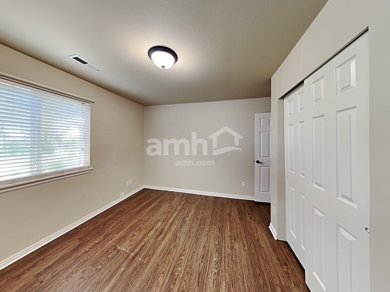 Building Photo - 260 N 360 W