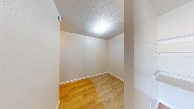 Building Photo - 725 Peppertree Dr