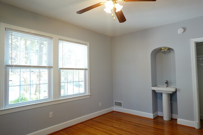 Building Photo - 800 Maplewood Ave